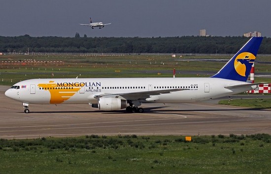 самолет mongolian airlines